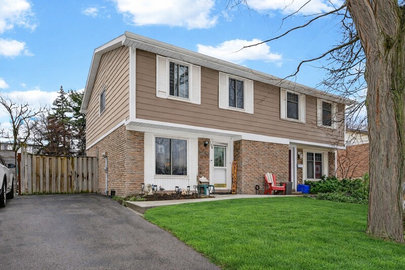 EXCEPTIONAL GRIMSBY-ON-THE-LAKE TOWNHOME W/LAKE VIEWS!